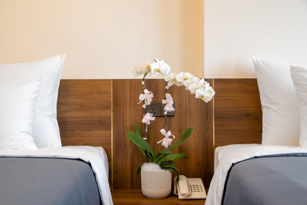 Avenis Hotel Da Nang Exterior photo